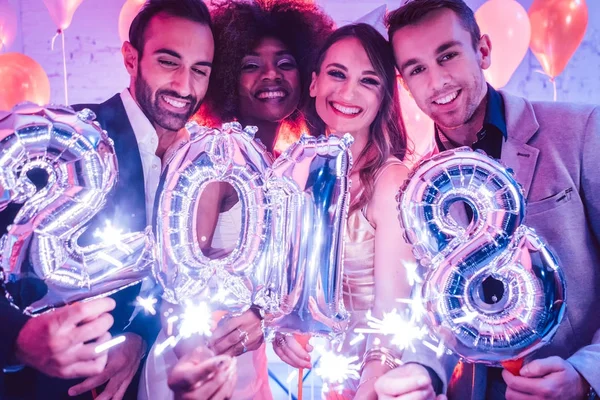 Grupo de personas fiesteras celebrando la llegada de 2018 — Foto de Stock