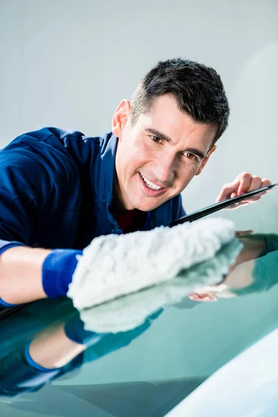 Worker polishing car — Stock Photo, Image