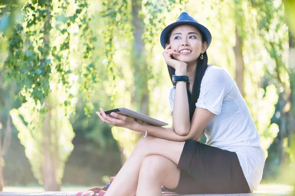 Tablet Pc를 사용 하 여 야외에서 아시아 여자 — 스톡 사진