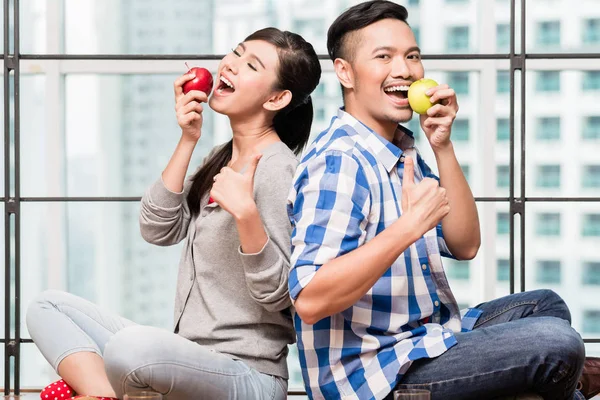 Asiática pareja teniendo manzanas como saludable snack — Foto de Stock