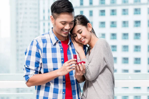 Asiatico uomo marche proposta per fidanzata — Foto Stock