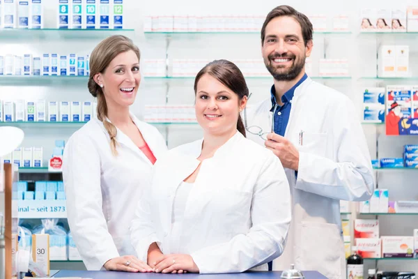 Equipo de boticarios en farmacia — Foto de Stock