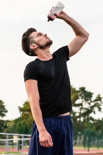 Man uit water fles drinken tijdens sport — Stockfoto