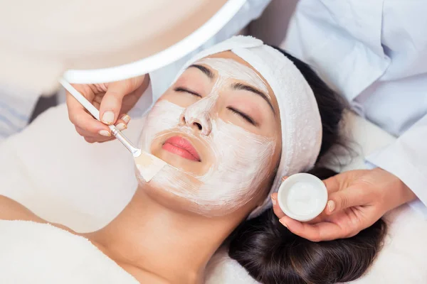 Young woman relaxing under the gentle touch of the specialist ap — Stock Photo, Image