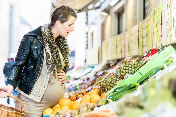 Terhes nő, bevásárlás, a mezőgazdasági termelők piacra — Stock Fotó