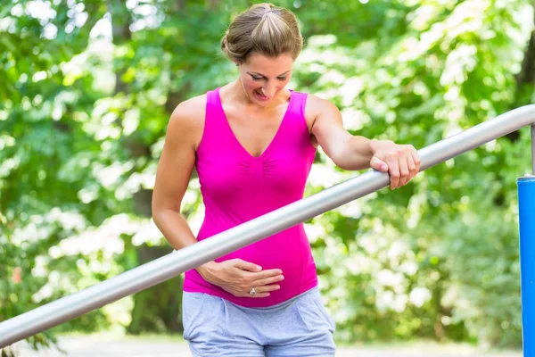 Pregnant woman doing pregnancy exercises on Fitness-Trail — Stock Photo, Image