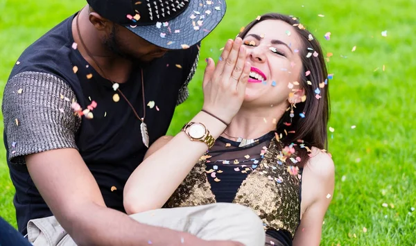 Afrikanska kaukasiska par att göra kul och skrattar på party i par — Stockfoto