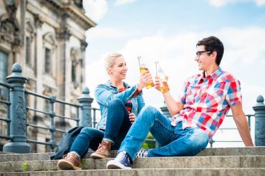 Bira şişeleri ile toasting turist