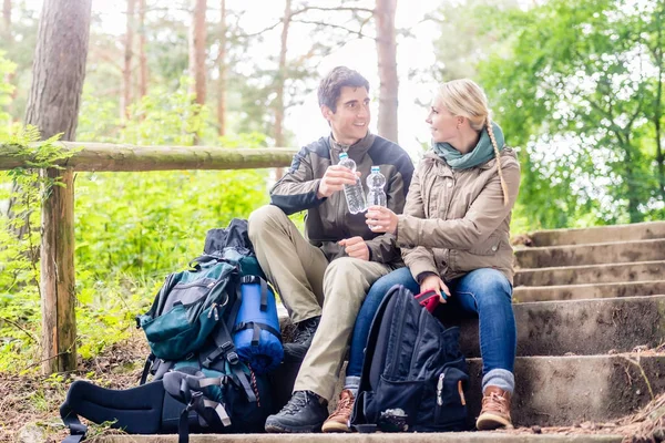 Backpackers prendendo riposo nel bosco — Foto Stock