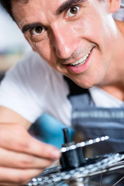 Mechaniker repariert Zahnräder von Fahrrädern — Stockfoto