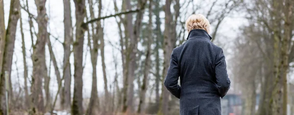 Olycklig kvinna med promenad — Stockfoto