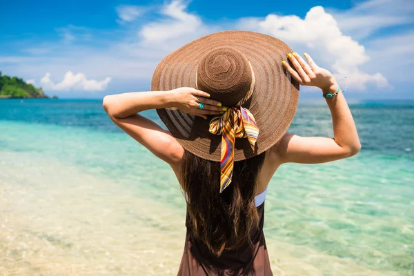 Mujer disfrutando de la vista en la playa o el océano — Foto de Stock