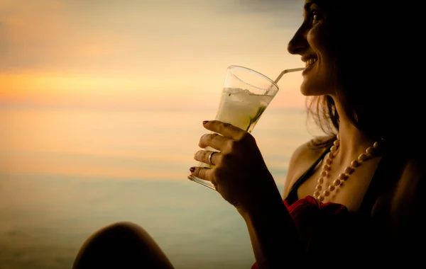 Γυναίκα τουρίστρια στις καλοκαιρινές διακοπές πίνοντας κοκτέιλ στο ηλιοβασίλεμα — Φωτογραφία Αρχείου