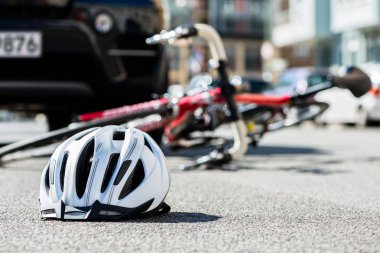 Bir bisiklet yanında asfalt üzerinde bisiklet kask Close-Up