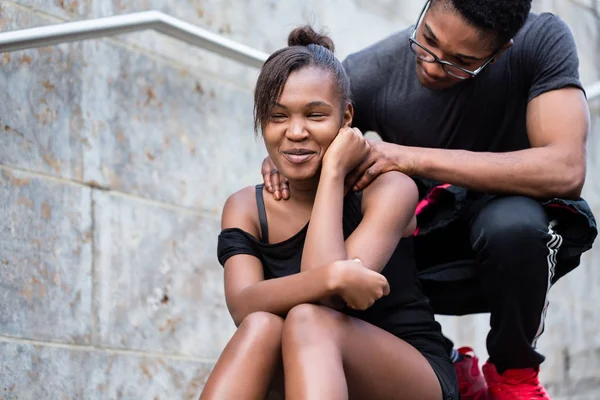 Πορτρέτο του νεαρός αφρικανική αμερικανική ζευγάρι κάνει αστεία πρόσωπα whi — Φωτογραφία Αρχείου
