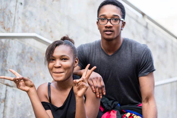 Retrato de pareja afroamericana joven haciendo caras graciosas whi —  Fotos de Stock