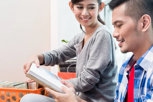 Jonge Aziatische paar uitvoering bezittingen naar nieuwe appartement — Stockfoto