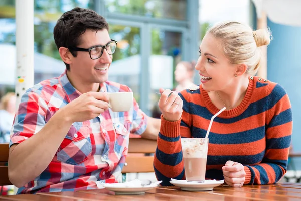 Пара пьет кофе в уличном кафе — стоковое фото