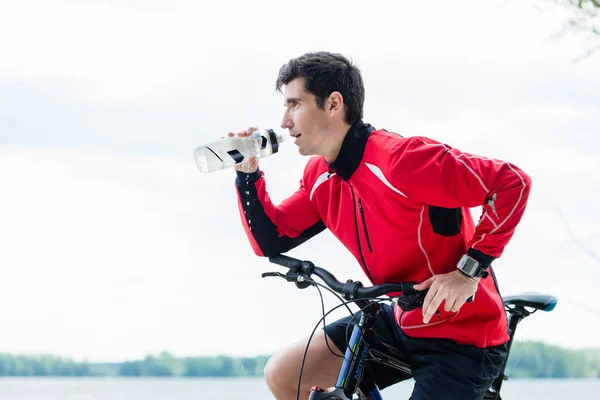 Deporte hombre en bicicleta de montaña agua potable en reposo — Foto de Stock