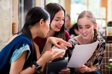 Genç kadın evrak arkadaşlarına gösterilen