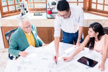 Yenilikçi bir projede çalışan neşeli profesyonel takım