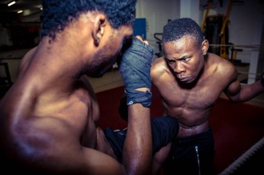 Rakibi practici sırasında isabet kararlı saldırgan savaşçı