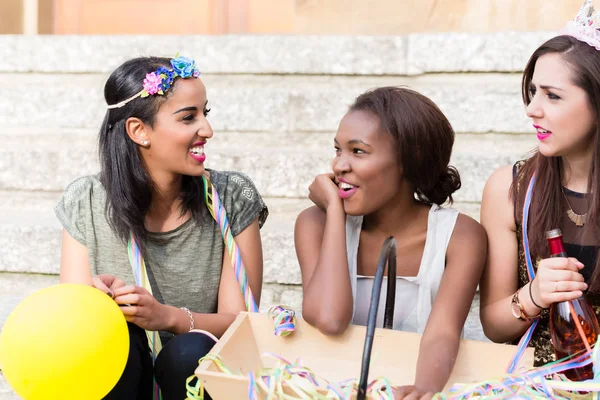 Chicas celebrando juntas en despedida de soltera — Foto de Stock