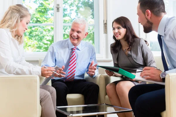 Empresarios discutiendo en el cargo — Foto de Stock