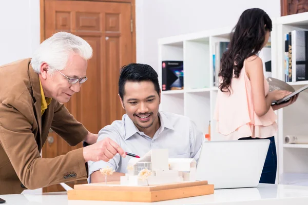 Architekt zeigt seinem Kollegen das Projekt eines Wohnhauses — Stockfoto