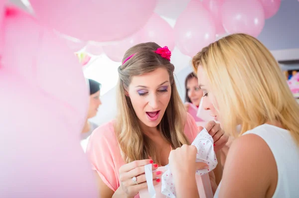 Mujer dando regalo a embarazada amigo en baby shower — Foto de Stock