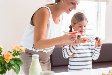 Hamile anne kızıyla birlikte kek pişirme