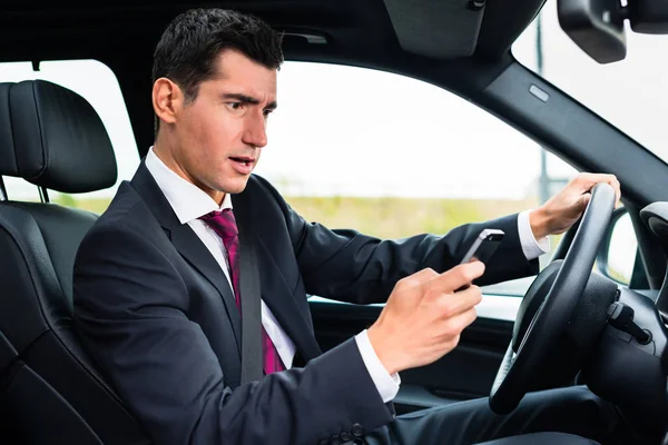 Homem Mensagens Texto Seu Telefone Durante Condução Carro — Fotografia de Stock