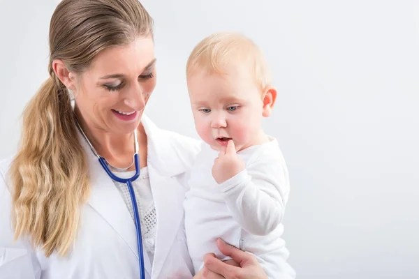 儿科护理专家的画像抱着可爱和健康的女婴 — 图库照片