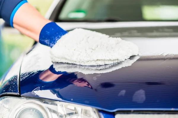 Primer Plano Mano Masculina Limpiando Coche Azul Con Microfibra — Foto de Stock