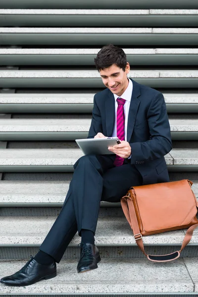 Empresário usando um tablet para comunicação ou armazenamento de dados — Fotografia de Stock