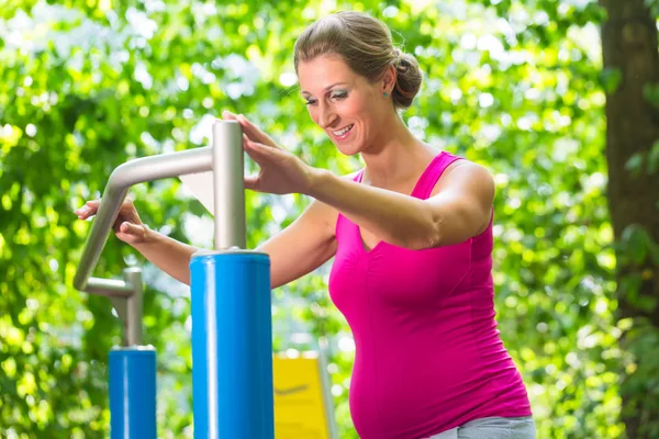 Hamile kadın fitness egzersiz çerçeve tırmanma, sahip — Stok fotoğraf