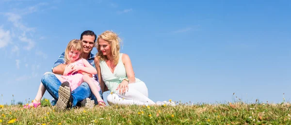 Madre, padre, figlio, seduta all'aria aperta — Foto Stock