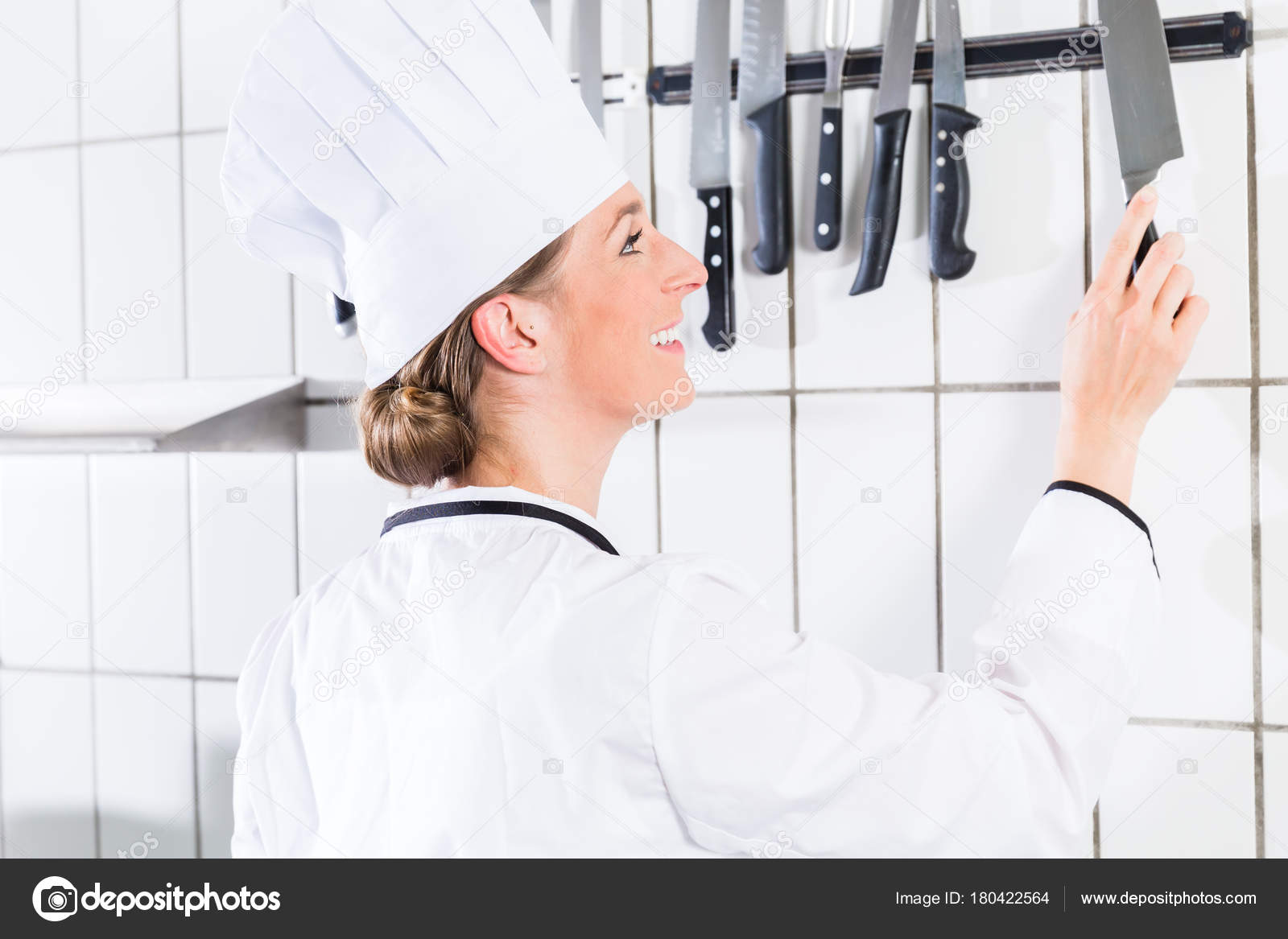 Chef Feminino Na Faca De Tomada Da Cozinha Industrial Do Suporte De Chef Feminino Na Faca De Tomada Da Cozinha Industrial Do Suporte De