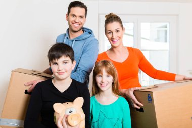 Yeni evine taşıdıktan aile
