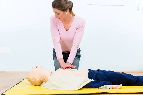 Žena v kurzu první pomoci trénovat masáž srdce — Stock fotografie