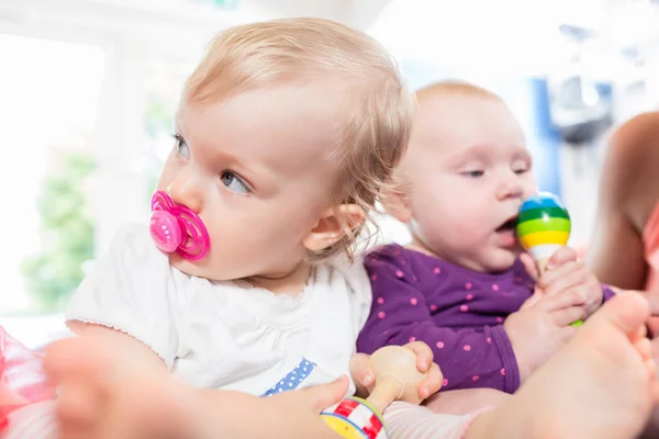 Bebês com chupeta no grupo de crianças brincando com brinquedos — Fotografia de Stock