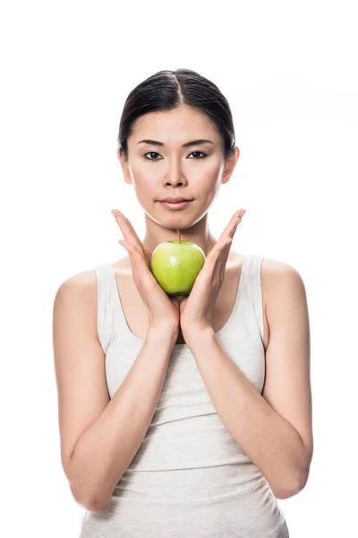 Gondolkodó fiatal ázsiai nő gazdaság zöld alma — Stock Fotó