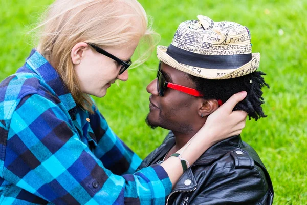 Caucasian woman and African man in loving embrace — Stock Photo, Image