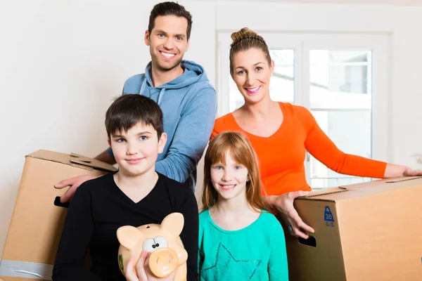 Familie verhuizen naar nieuw huis — Stockfoto