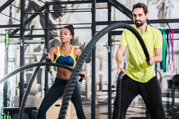 Entrenamiento funcional con cuerda de batalla en gimnasio crossfit — Foto de Stock