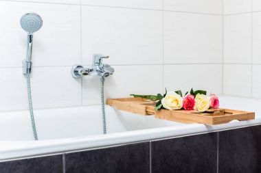 Küvet ile aranjman çiçek ve mum