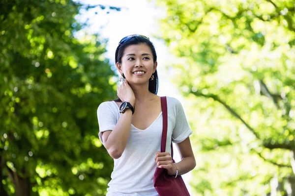 公園を散歩して穏やかな若い女性 — ストック写真