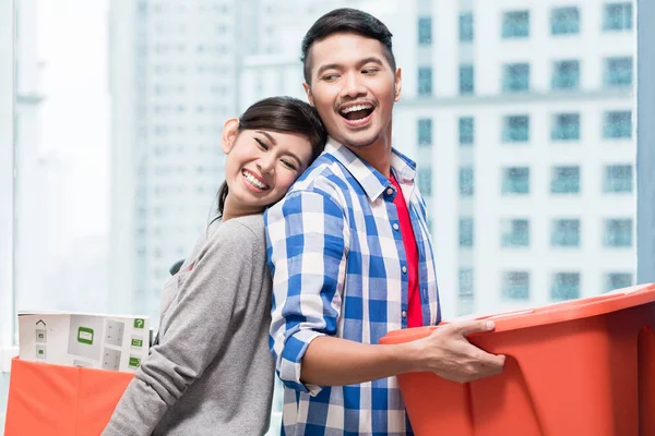 Giovane coppia indonesiana che trasporta scatole mobili — Foto Stock