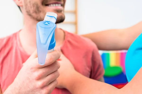 Hombre tomando prueba de función pulmonar con boquilla en la mano — Foto de Stock