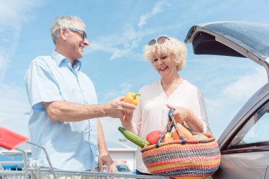 Komuta sizde onun karısı zekâ bakarken bir alışveriş sepeti tutan